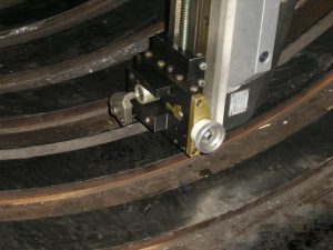 Un utensile lavora l'alloggiamento di pale statoriche di una turbina